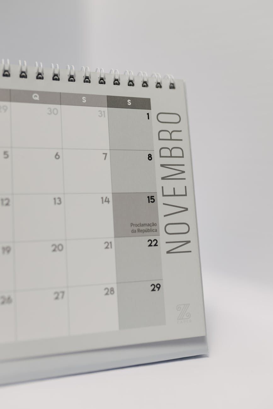 suministros de oficina, elementos esenciales para el trabajo, papelería de oficina, organización de escritorio, suministros empresariales, herramientas de productividad, equipamiento de oficina, artículos de oficina cotidianos, elementos de trabajo