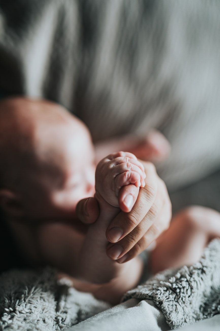 essenciais para recém-nascidos, lista de compras para bebé, itens essenciais para recém-nascidos, produtos para bebé, guia de equipamento para bebé, essenciais para bebé minimalista, lista de compras para bebé, cuidados com recém-nascidos, o que comprar para o bebé, dicas para recém-nascidos
