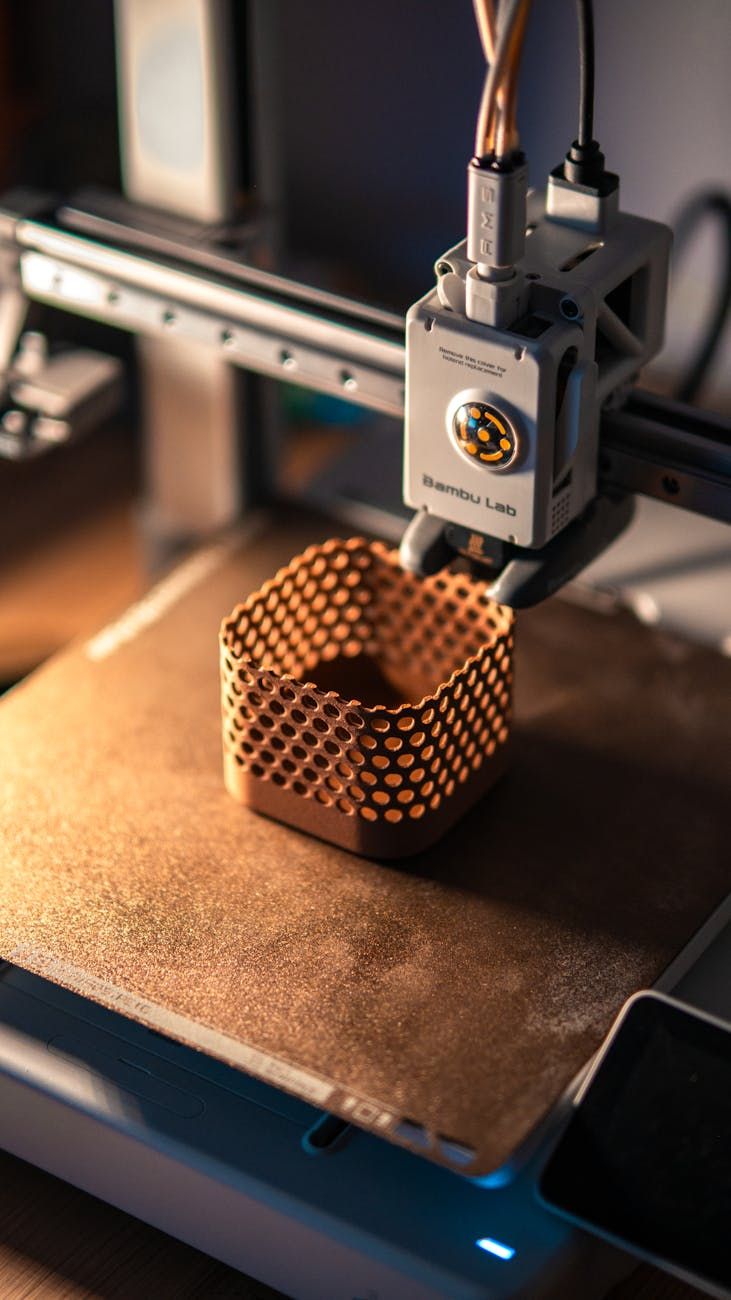 3D-tulostus, lisävalmistus, teollinen tuotanto, nopea prototyyppaus, räätälöity valmistus, digitaalinen valmistus, tuotannon tehokkuus, älykkäät tehtaat, valmistuksen innovaatio, automaatio