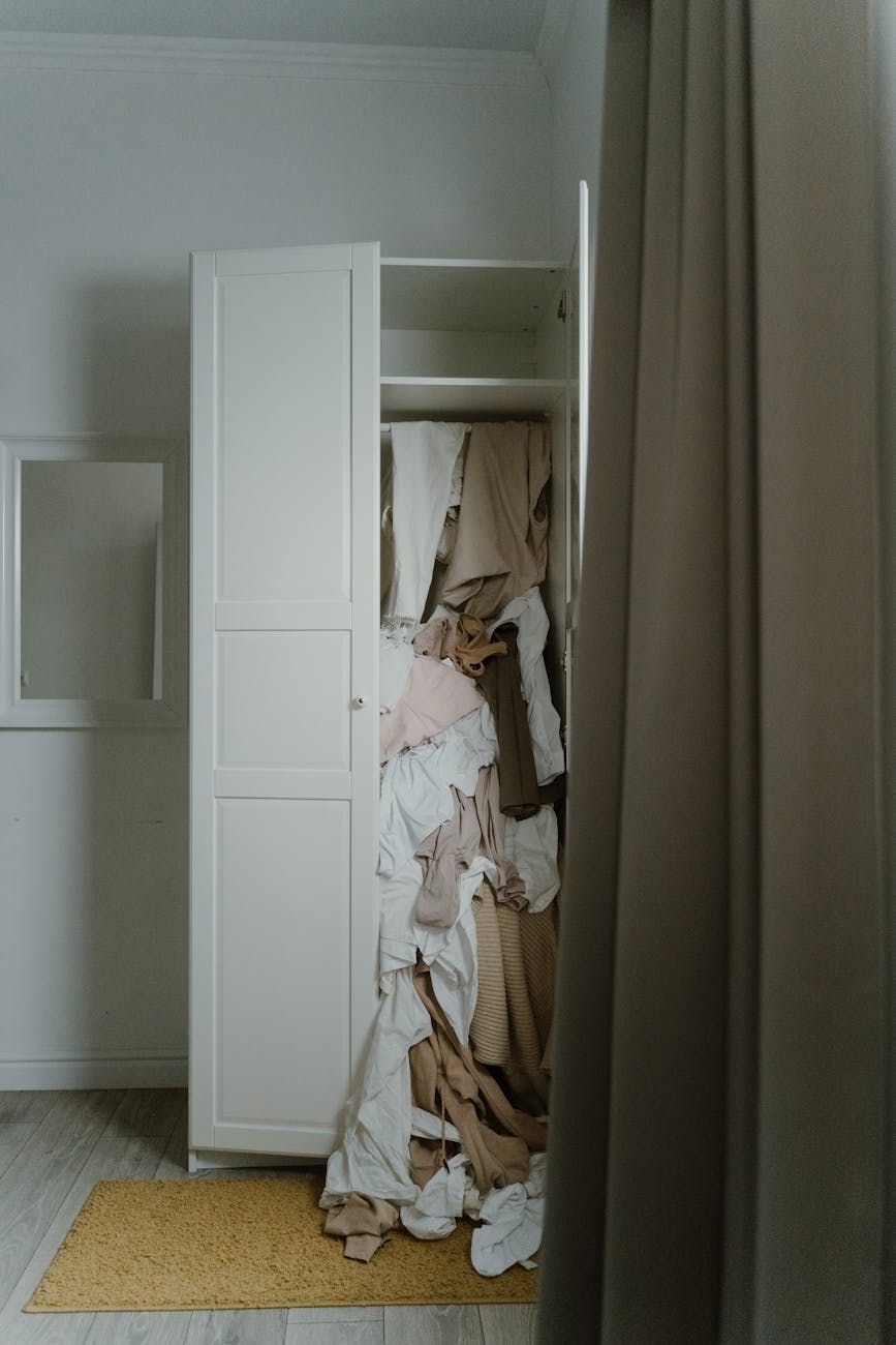 essenciais domésticos, uso diário, organização, conforto em casa, ferramentas de limpeza, soluções de arrumação, gadgets de cozinha, poupança de tempo, vida moderna, conveniência diária