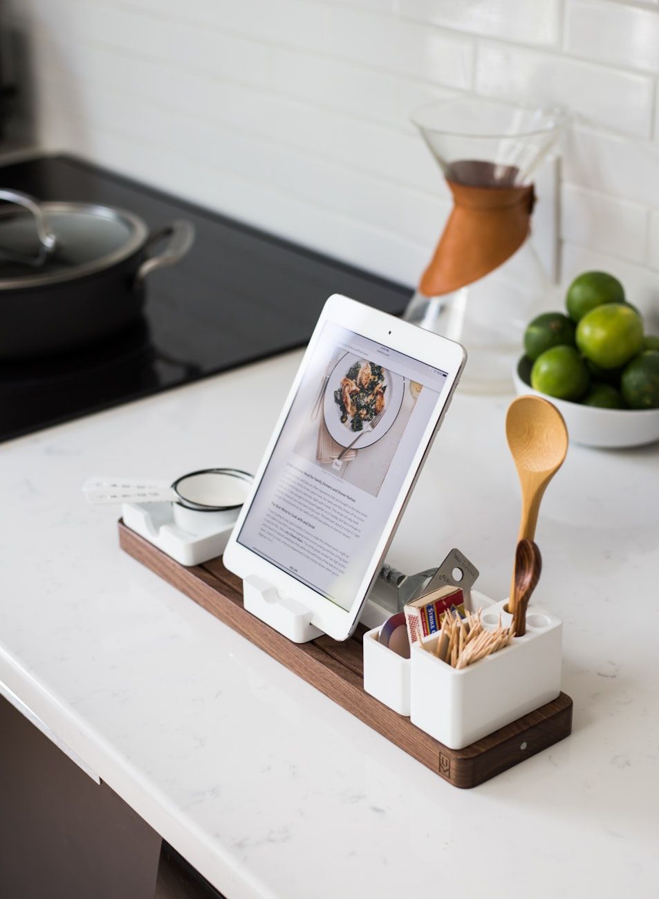 moderne køkken essentials, must have køkken ting, moderne køkkendesign, køkken gadgets, køkkengrej essentials, køkken organisation, højteknologisk køkken, stilfulde køkkenaccessories, moderne madlavning værktøjer, køkken opgraderinger