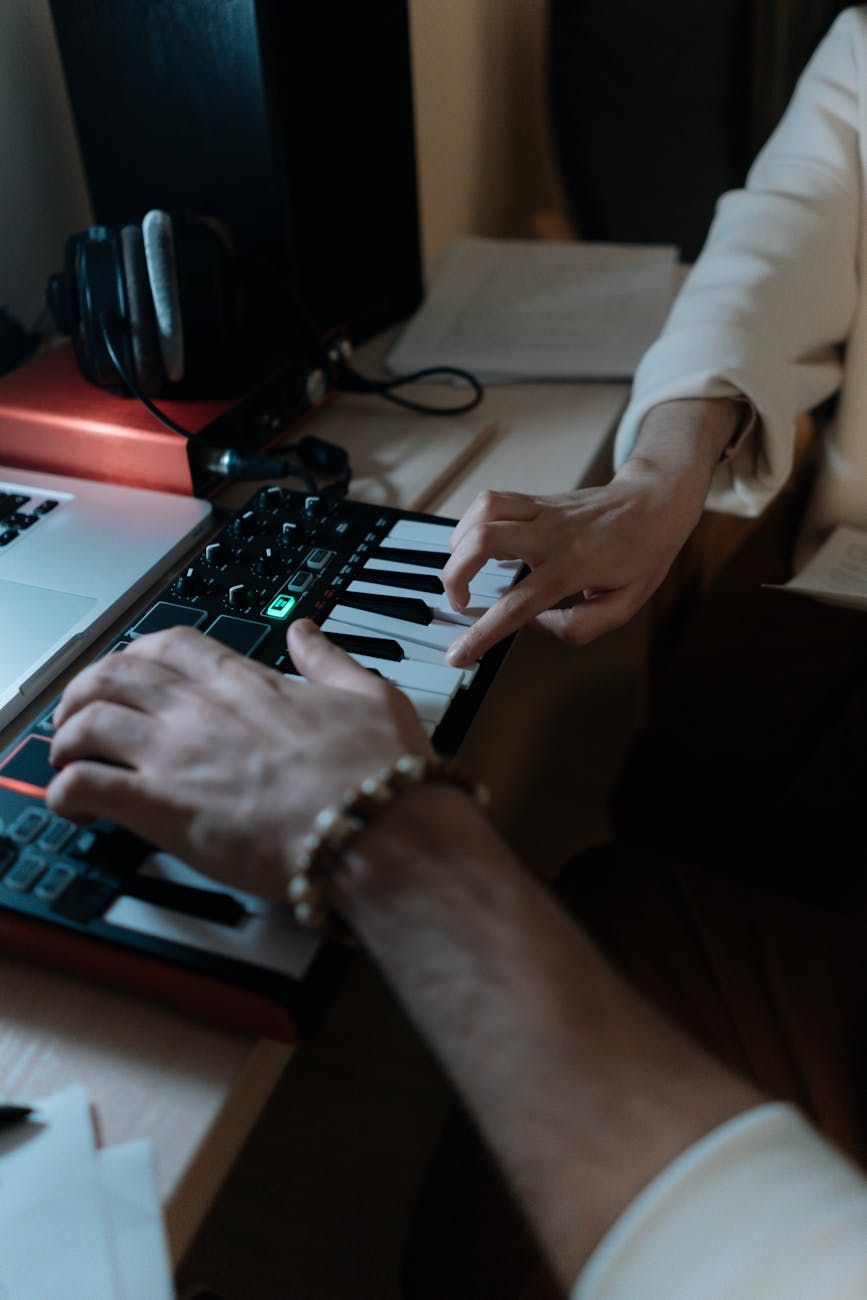 MIDI, teclado, estudio en casa, producción musical, audio digital, grabación, controlador, creación musical, equipamiento de estudio, diseño de sonido