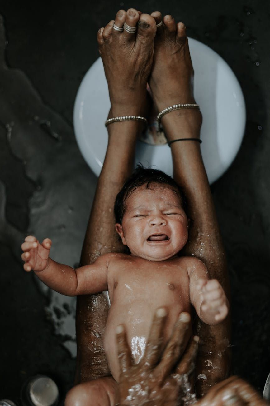weinendes Baby, beruhigende Tipps für Babys, Säugling beruhigen, Neugeborene weinen, Hilfe beim Babyschlaf, Tipps zur Elternschaft, beruhigen eines Babys, Methoden zur Beruhigung von Babys, Babybetreuungsleitfaden, wie man das Weinen eines Babys stoppt