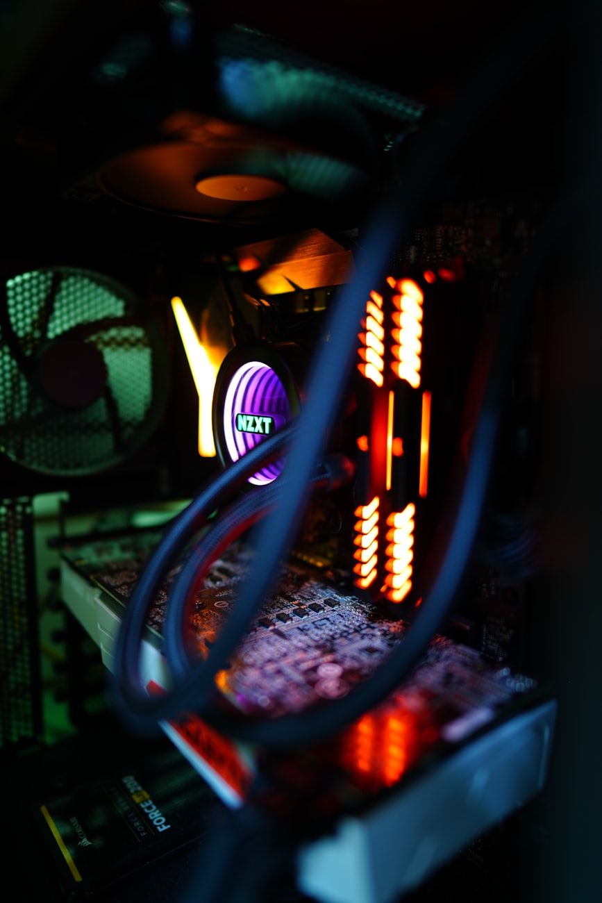 CPU-jäähdytys, prosessorin lämpötila, lämpötahna, tietokoneen ylikuumeneminen, PC:n jäähdytysjärjestelmä, ilmajäähdytys, nestejäähdytys, CPU:n tuulettimen nopeus, lämmön hallinta, tietokoneen suorituskyky