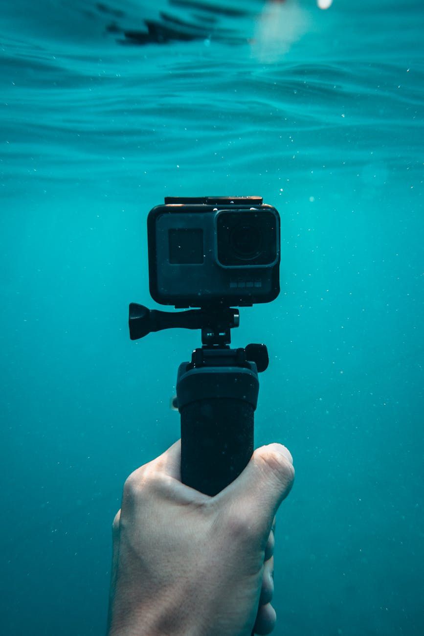 kamera akcji, wideoklip 4K, rejestracja przygód, wodoodporna kamera, stabilizacja obrazu, sprzęt na zewnątrz, podróże vlog, ekstremalne sporty, kompaktowa kamera, filmy o wysokiej rozdzielczości