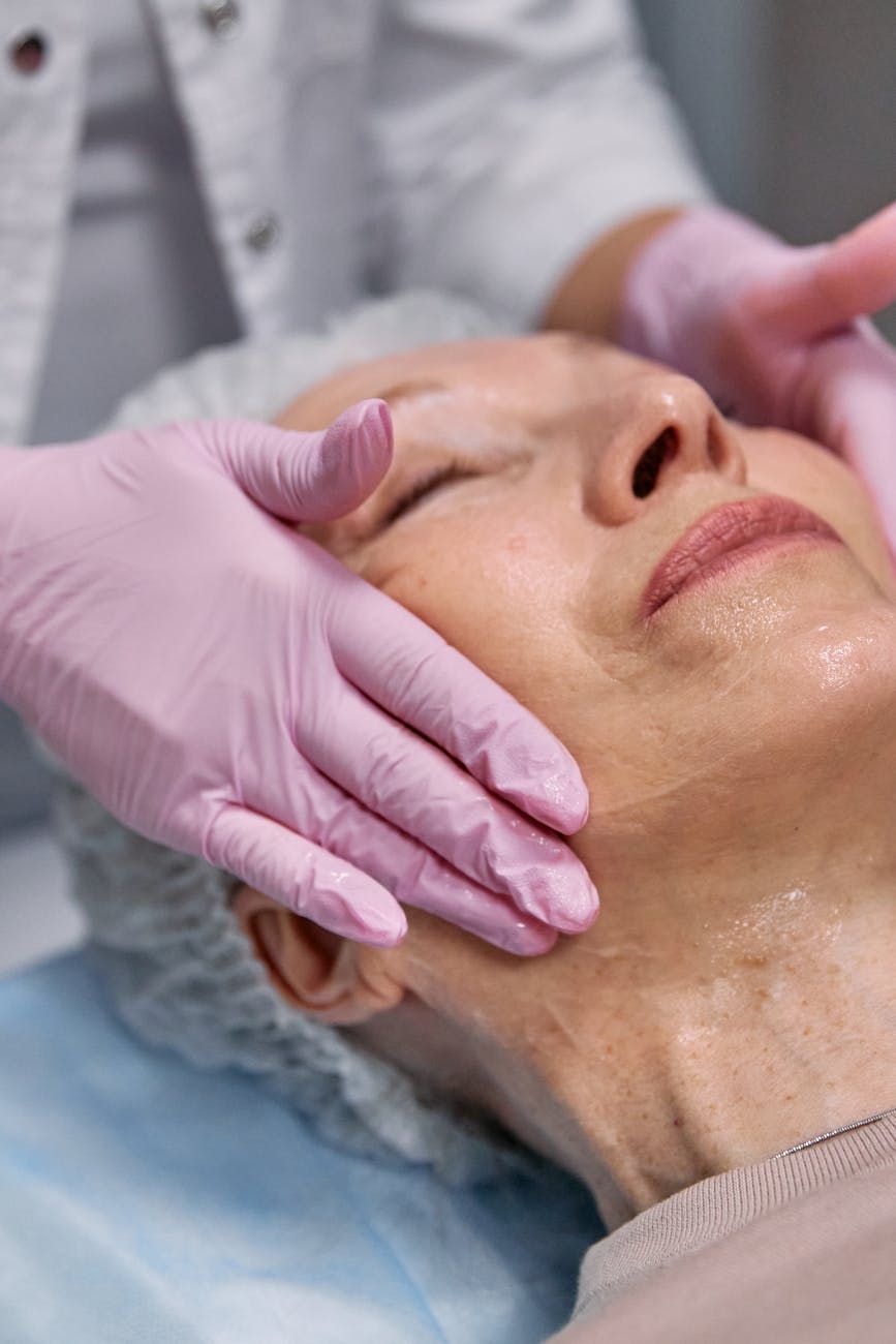 anti-aldrende hudpleje, moderne hudplejeingredienser, hudfornyelse, anti-rynke ingredienser, kollagenforøgende hudpleje, retinol alternativer, peptid hudpleje, hyaluronsyre fordele, ungdommelige hudløsninger, avancerede hudplejeformler