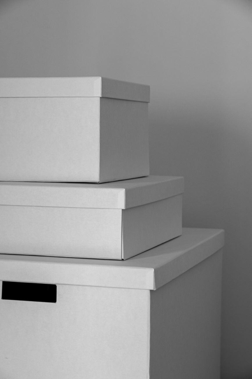 pudełka archiwalne, przechowywanie dokumentów, organizacja papierów, przechowywanie długoterminowe, system archiwizacji, organizacja biura, ochrona dokumentów, przestrzeń robocza bez bałaganu, ważne dokumenty, rozwiązania przechowywania