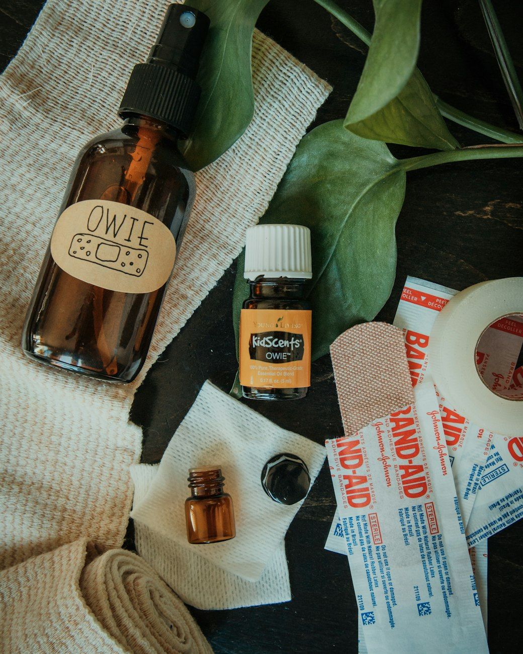 trousse de premiers secours, premiers secours à domicile, sécurité familiale, fournitures d'urgence, fournitures médicales essentielles, santé du ménage, liste de contrôle de premiers secours, trousse de soins à domicile, médicaments de base, traitement des blessures