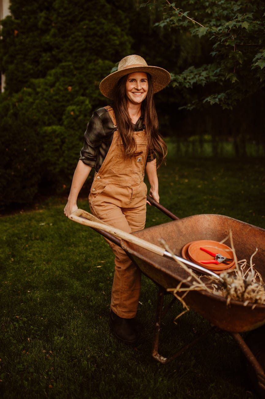 Herbstgarten, Pflege von Winterpflanzen, Gartenvorbereitung, Pflanzenschutz vor Frost, Schnitt-Tipps, Bodenpflege, Mulchgarten, Gewächshausvorbereitung, saisonale Gartengestaltung, Herbst-Garten-Guide