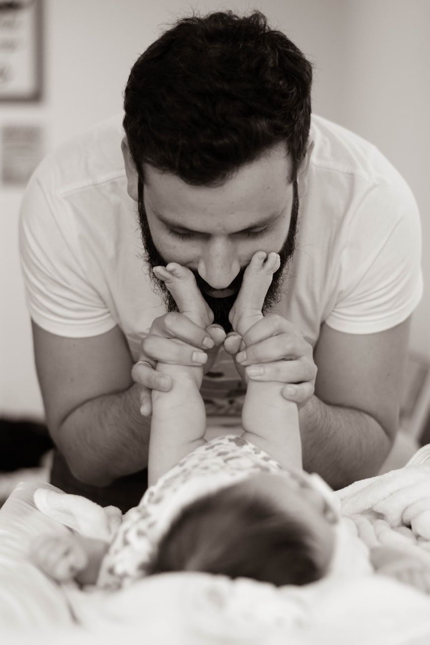 Babypflege für Väter, tägliche Babyroutine, Neugeborenen-Hygiene, Tipps für Väter in der Elternschaft, Baby-Fütterungsleitfaden, Windelwechsel, Bindung mit dem Baby, Väterliche Babyverantwortlichkeiten, Schlafplan für Babys, Neugeborenen-Essentials