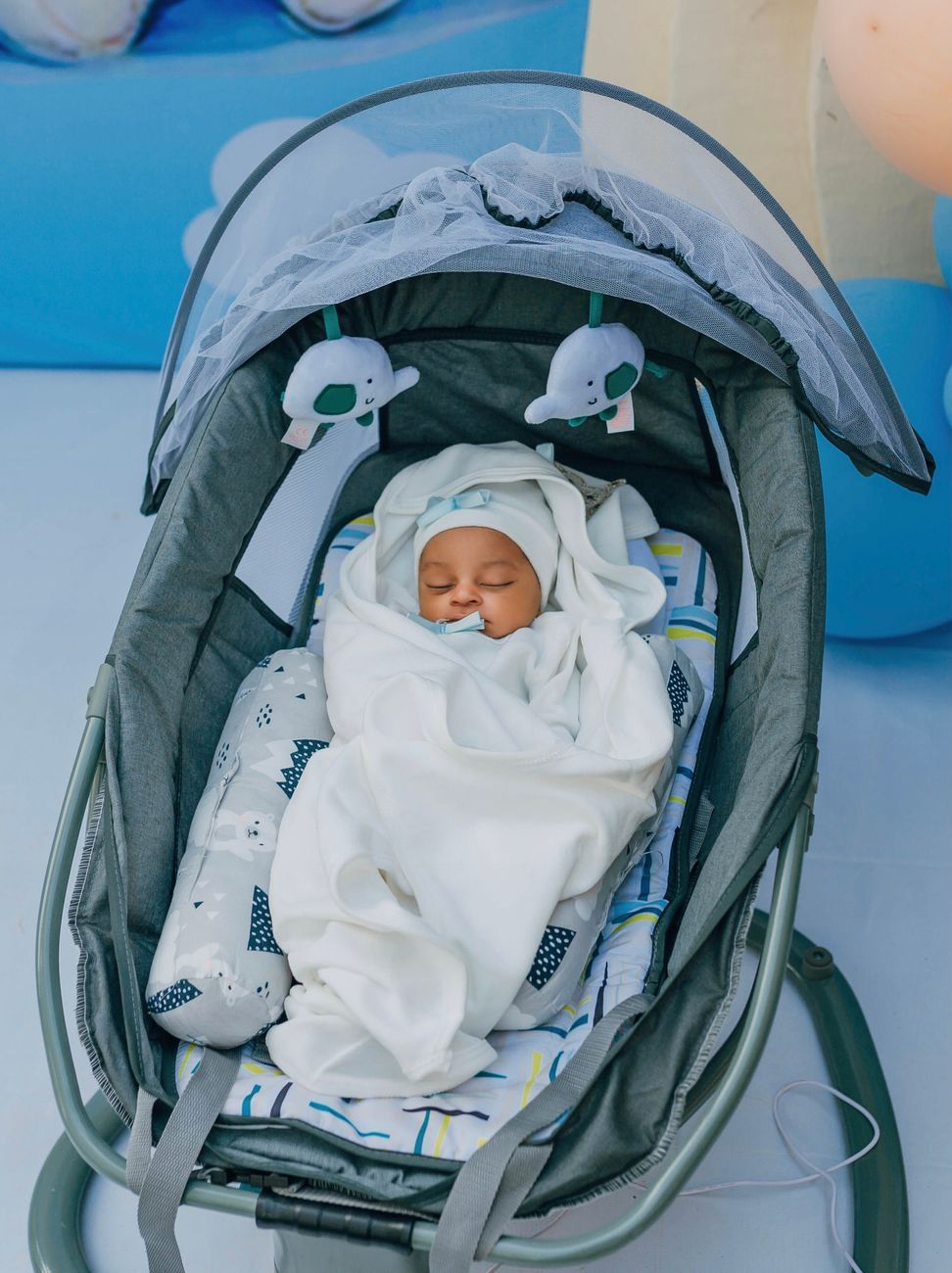 primo dondolo per neonato, guida al dondolo per neonati, dondolo per neonati appena nati, dondolo sicuro per neonati, seggiolino ergonomico per neonati, caratteristiche del dondolo per neonati, essenziali per neonati, consigli di sicurezza sul dondolo, miglior dondolo per neonato, scegliere un dondolo per neonati