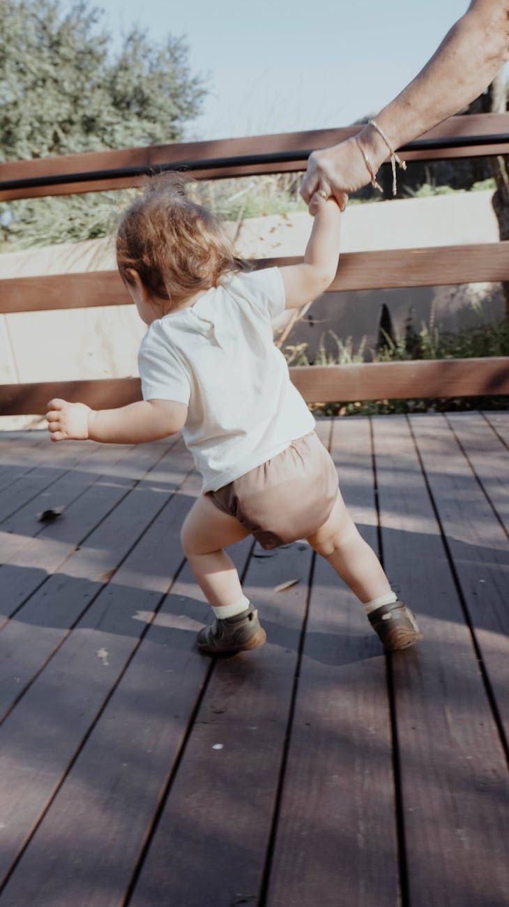 sneakers per bebè, scarpe per bambini, prime scarpe da passeggio, migliori calzature per bebè, guida alle scarpe per bebè, sneakers per neonati, scarpe per bambini di supporto, scarpe con suola morbida, consigli per il camminare dei bambini, come scegliere le scarpe per bebè