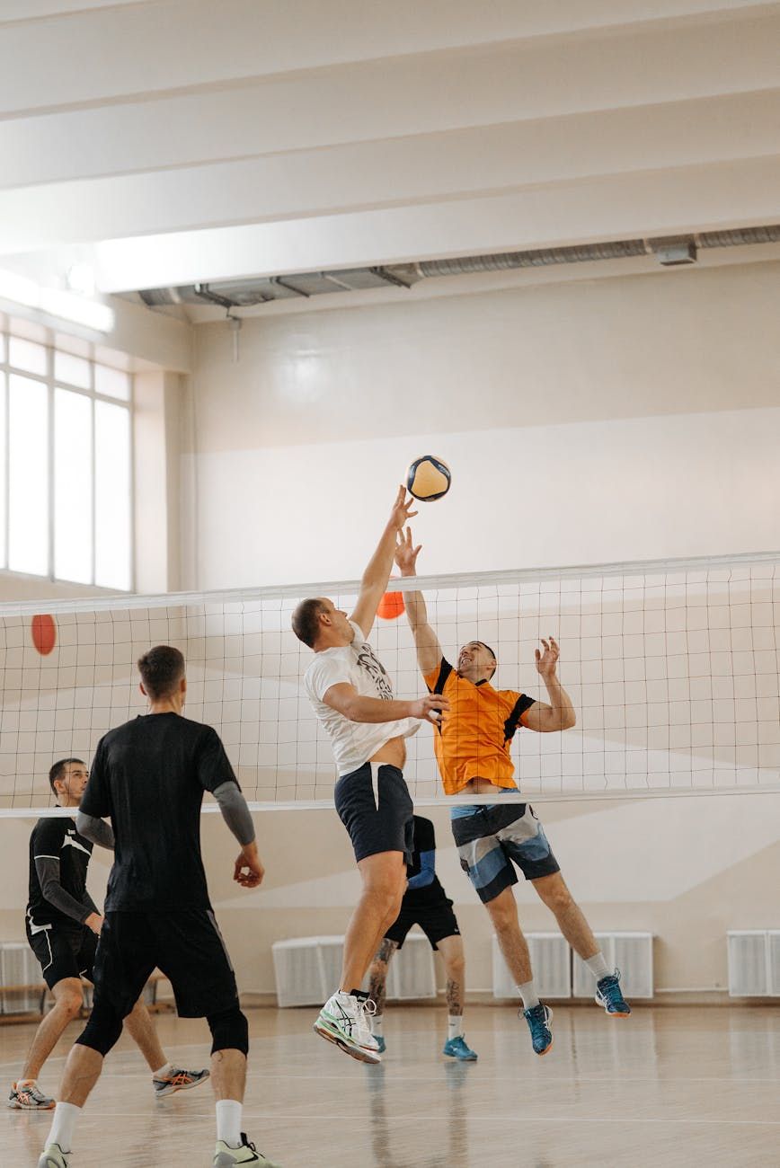 Beachvolleyball, Hallenvolleyball, Volleyballunterschiede, Volleyballtipps, Sandplatz, Hallenplatz, Teamstrategie, Aufschlagtechniken, Angriffstipps, Anfänger-Volleyballleitfaden