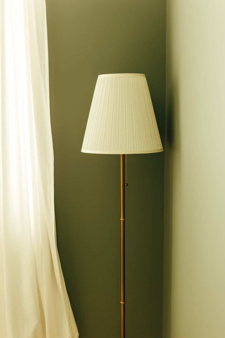 lampa podłogowa do sypialni, oświetlenie sypialni, umieszczenie lampy podłogowej, pomysły na przytulną sypialnię, lampa do czytania do sypialni, oświetlenie otoczenia, wskazówki dotyczące oświetlenia wnętrz, lampa podłogowa obok łóżka, dekoracja sypialni, wygodna sypialnia