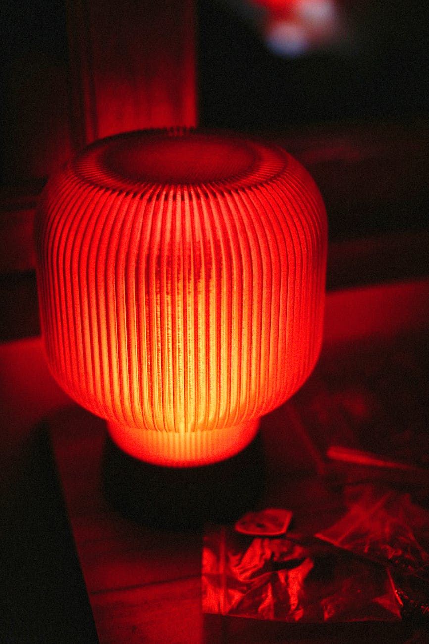 Schlafzimmer-Nachtlampe, schlaffreundliche Beleuchtung, warmes Licht für den Schlaf, beste Nachtlicht Schlafzimmer, dimmbare Nachtlampe, sanfte Beleuchtung für Schlafzimmer, Nachtlicht für besseren Schlaf, Umgebungsbeleuchtung im Schlafzimmer, Schlafumgebung mit schwachem Licht, entspannendes Nachtlicht