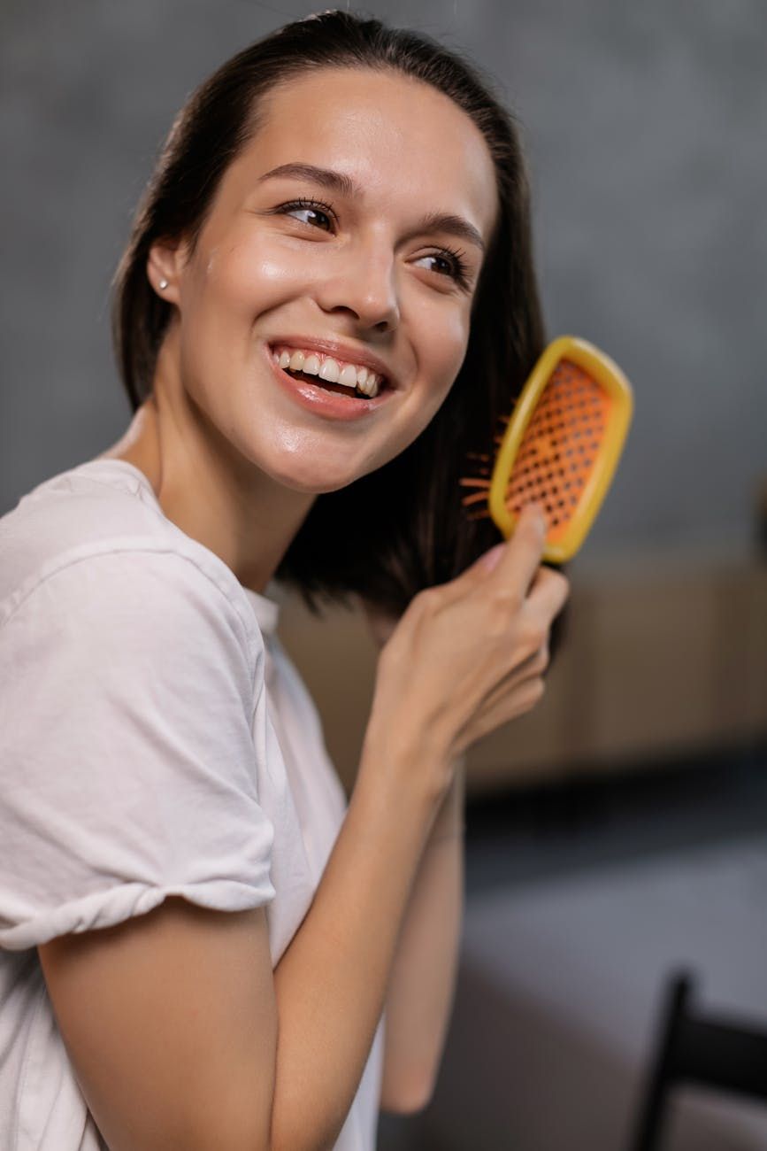 brosses à cheveux, meilleure brosse à cheveux pour le coiffage, brosse à cheveux ronde, brosse à cheveux en céramique, brosse à cheveux en poils de sanglier, brosse à cheveux pour le séchage, brosse à coiffer professionnelle, brosse à cheveux volumisante, outils de coiffage à domicile, guide de brosses de soin des cheveux