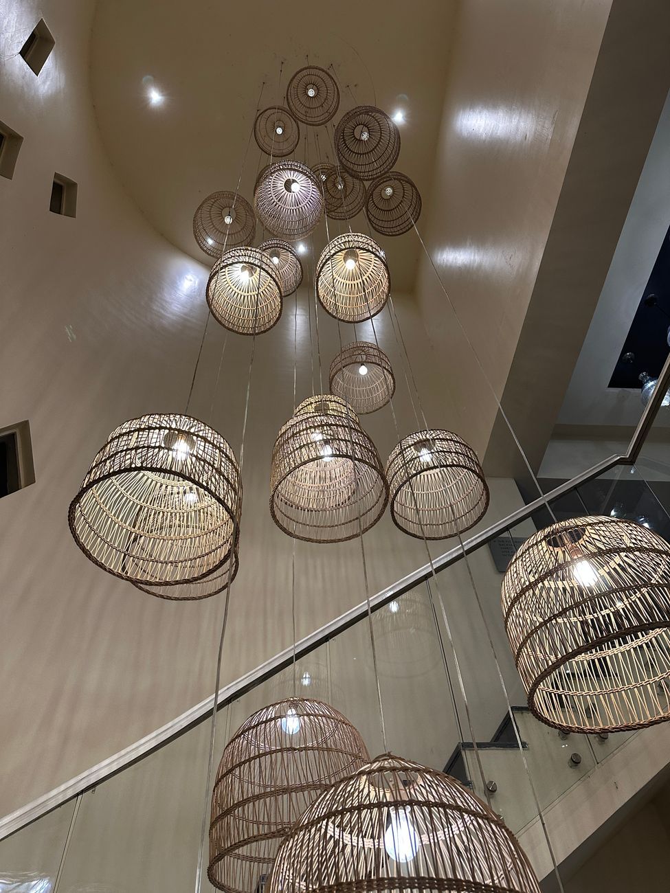 lysekroner til høje lofter, store statement lysekroner, belysning til rummelige interiører, foyer lysekrone ideer, moderne luksus lysekroner, multi-niveau lysekroner, stor stuelysning, højt loft décor, elegante loftlys, trappe lysekrone design