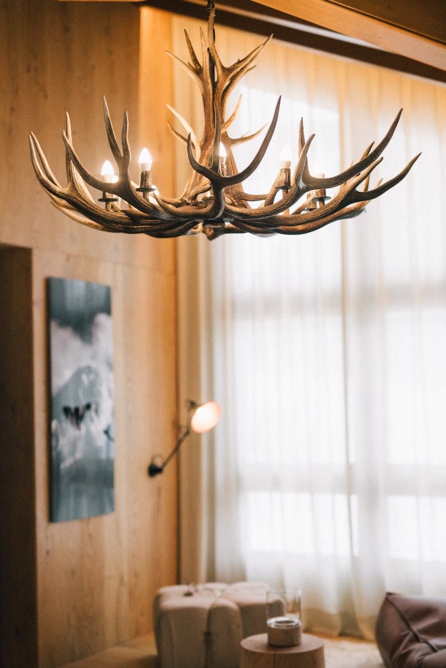 lustres de salon, luminaires de lustre modernes, idées d'éclairage de plafond, guide des tailles de lustres, lustres de luxe, centre d'éclairage, design d'éclairage intérieur, styles de lustres, conseils d'éclairage domestique, éclairage élégant du salon