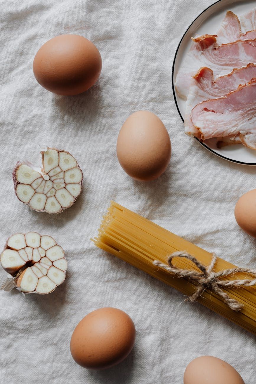 pasta carbonara, klassisk carbonara opskrift, autentisk carbonara, carbonara uden fløde, italiensk pastaret, traditionel carbonara, carbonara ingredienser, romersk carbonara, nem carbonara opskrift, carbonara myter