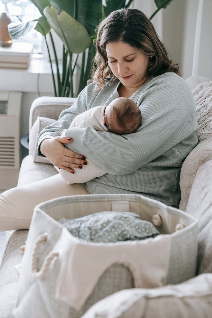 colic, newborns, causes, symptoms, pain, tummy, gas, relief, crying, treatment
