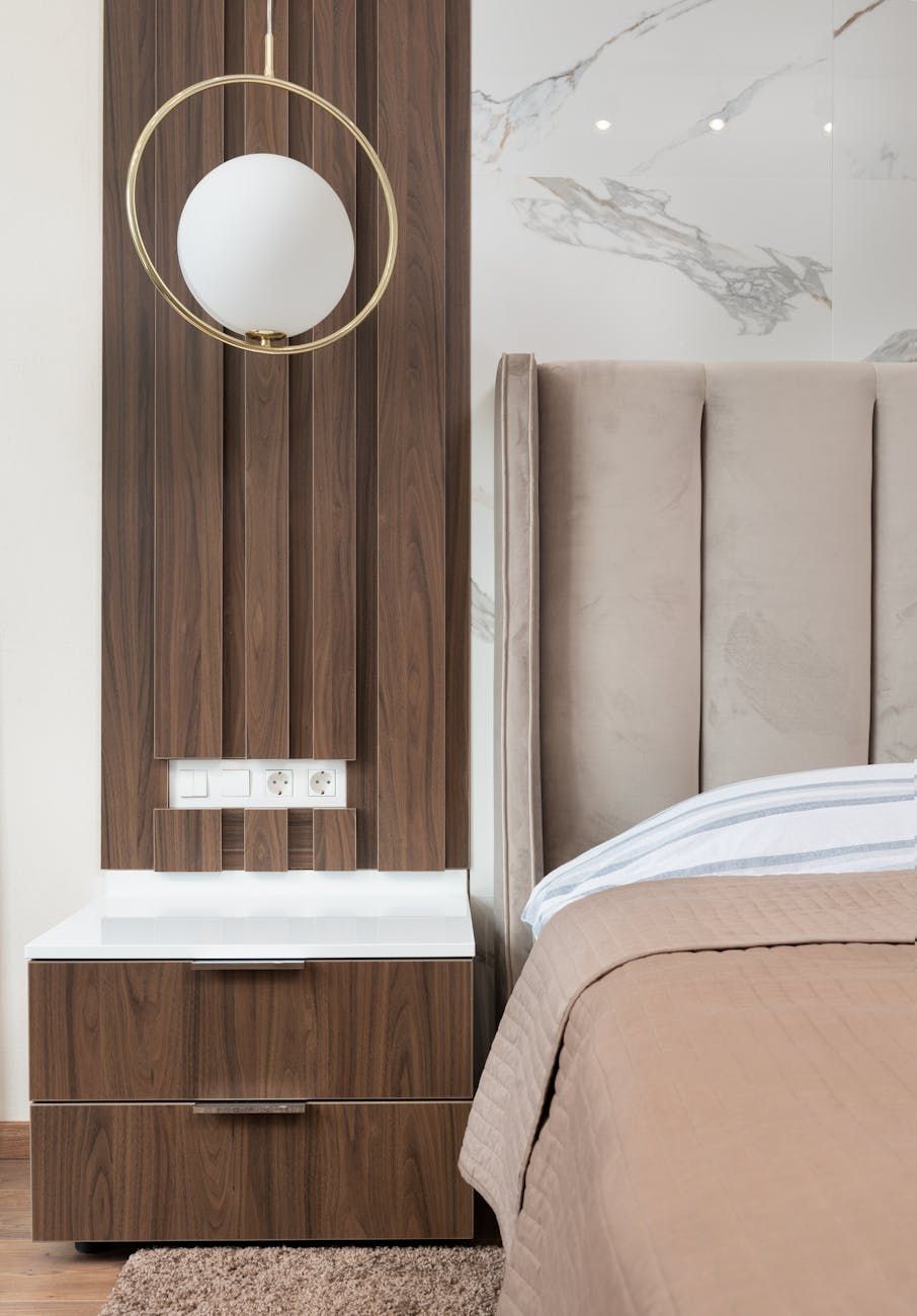 mesita de noche, dormitorio, acogedor, diseño de interiores, mobiliario, estilo, almacenamiento, mesa de noche, decoración, funcionalidad