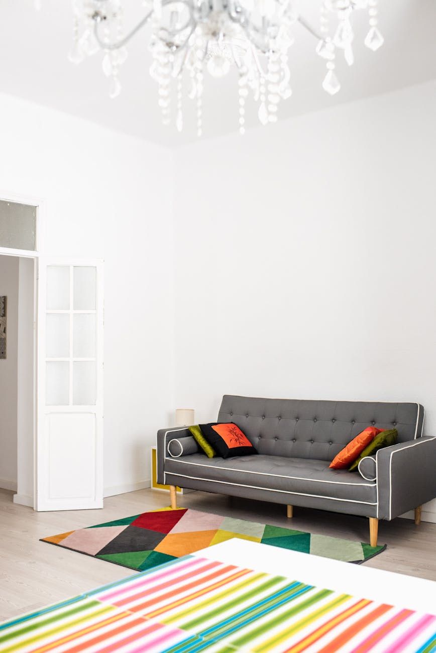krystal lysekrone, elegant belysning, stueindretning, luksuriøs indretning, hjemmebelysningsdesign, skinnende krystaller, loftlys, statement belysning, moderne klassisk stil, hjemme elegance