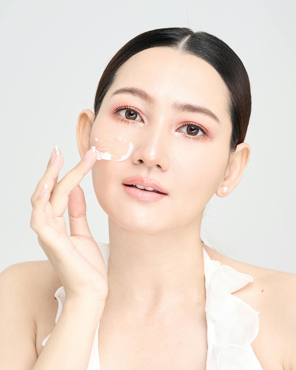 cura della pelle secca, routine per pelle sensibile, skincare viso delicata, prodotti idratanti per skincare, skincare per pelle secca e sensibile, cura viso lenitiva, ripristino barriera di umidità, skincare ipoallergenica, consigli di skincare per pelle sensibile, creme viso idratanti