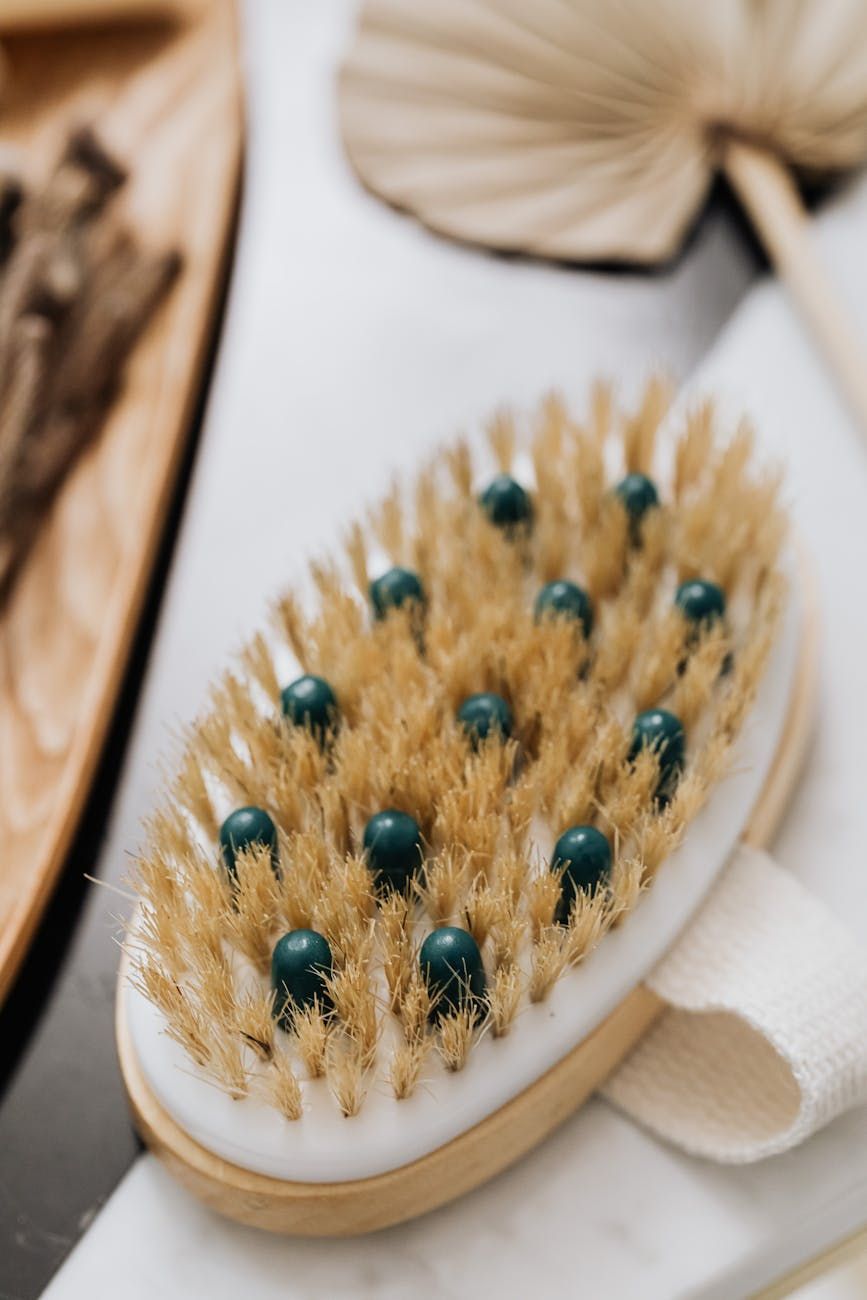 cepillado en seco, cepillo corporal, exfoliación de la piel, drenaje linfático, cerdas naturales, cuidado corporal, mejorar circulación, piel suave, rutina de bienestar, efecto desintoxicante