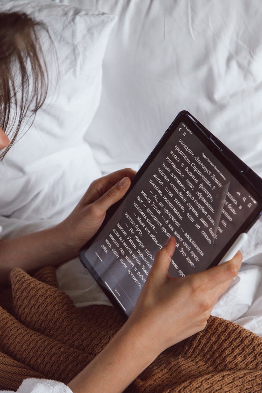 E-Reader mit Hintergrundbeleuchtung, bester E-Reader für nächtliches Lesen, E-Ink vs. LCD-Bildschirme, Kindle-Nachtmodus, augenfreundliche Bildschirme, einstellbarer Helligkeits-E-Reader, Geräte zur Blaulichtreduzierung, E-Book-Reader-Vergleich, blendfreie Bildschirme, Lesen bei schwachem Licht