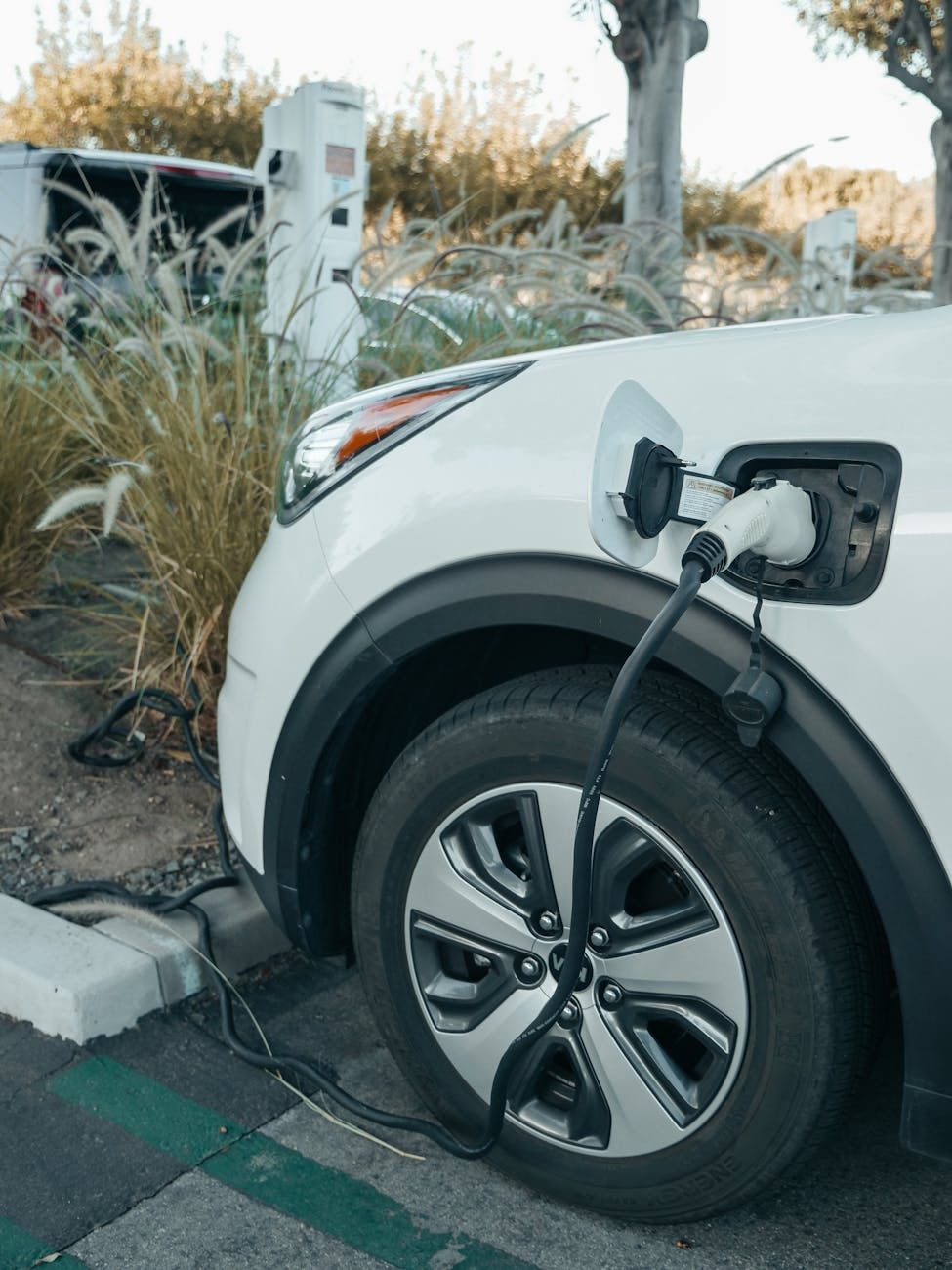 Vehículos eléctricos, Desarrollo sostenible, Innovación en transporte, Impacto ambiental, Transformación del mercado, Futuro del transporte, Eficiencia energética, Baterías y carga, Movilidad urbana, Políticas y regulaciones.
