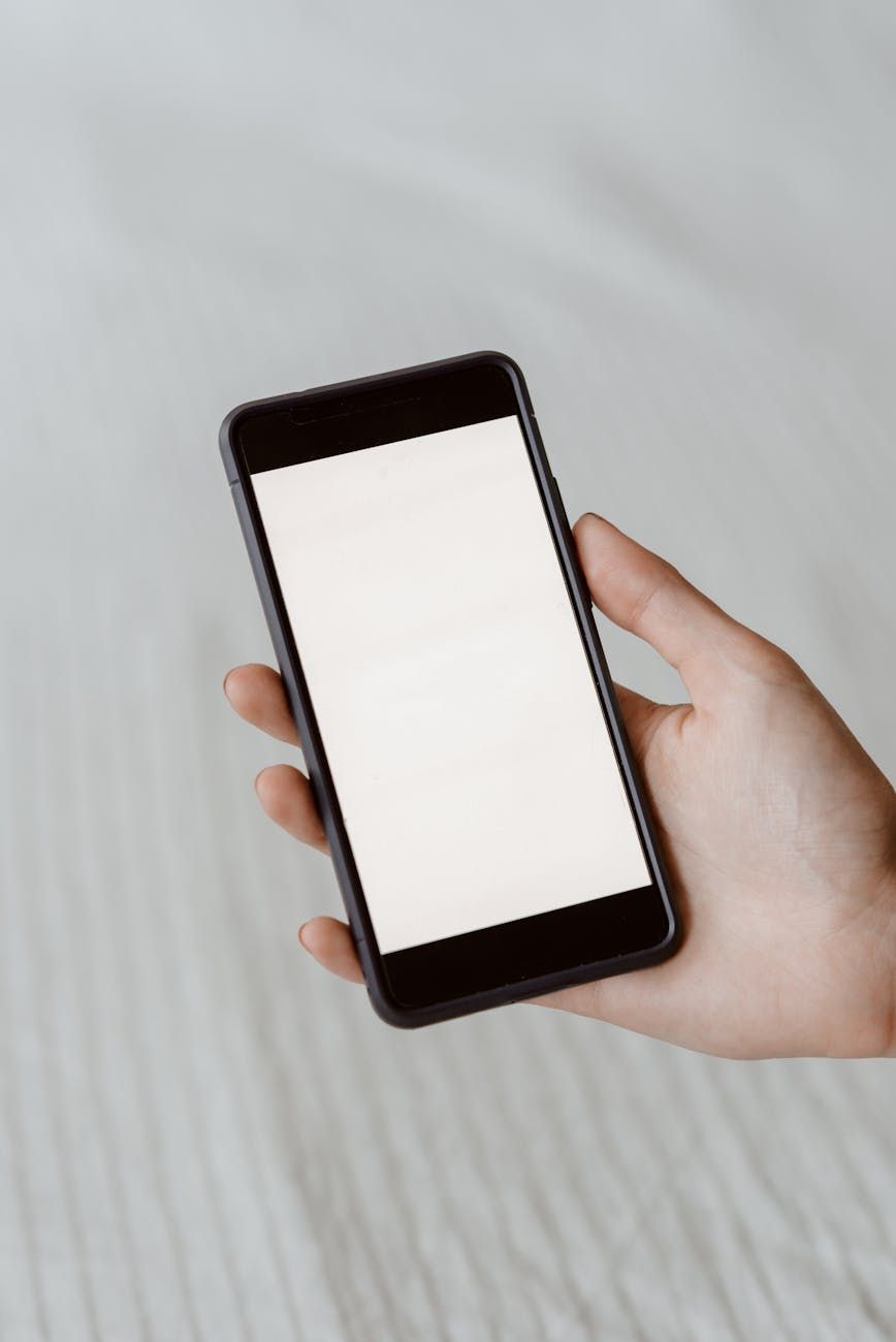 trendy technologie smartfonów, łączność 5G, wyświetlacze składane, zaawansowane aparaty, sztuczna inteligencja, rzeczywistość rozszerzona, bezpieczeństwo biometryczne, wydłużony czas pracy baterii, materiały ekologiczne, funkcje prywatności