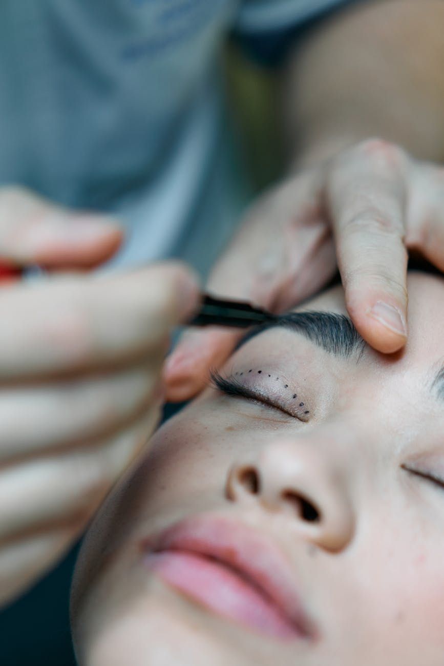 øjenblyant, naturlige øjenbryn, øjenbrynformning, fyldigere bryn, øjenbrynsmakeup, øjenbrynstutorial, makeup tips, øjenbrynsdefinition, skønhedsrutine, perfekte bryn