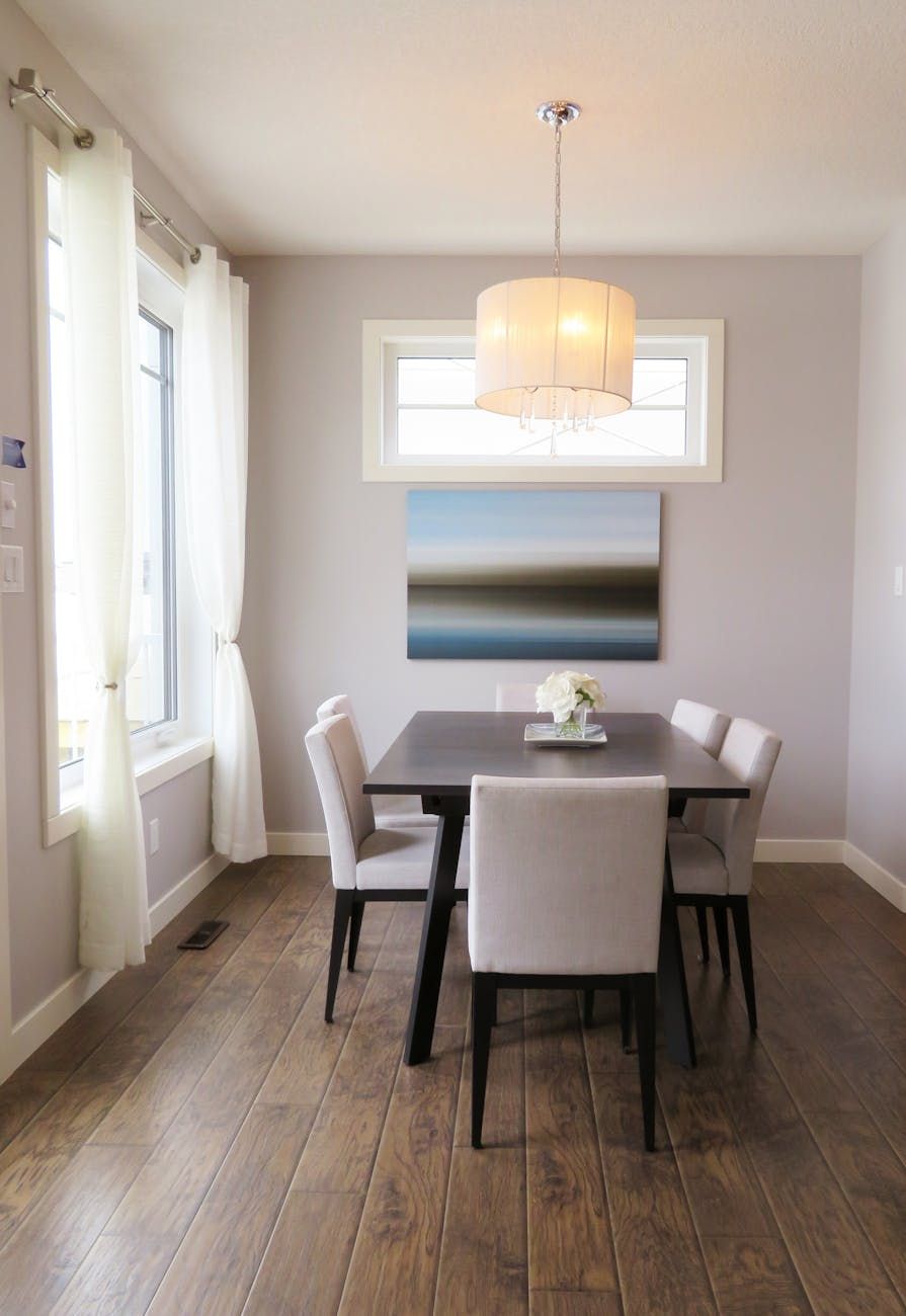 minimalistinen elämäntapa, kodikas minimalismi, kodin siivous, yksinkertainen elämä, lämpimät sisustukset, kestävä suunnittelu, tietoinen kulutus, kodin mukavuus, modernit esteettiset näkökohdat, vähemmän on enemmän