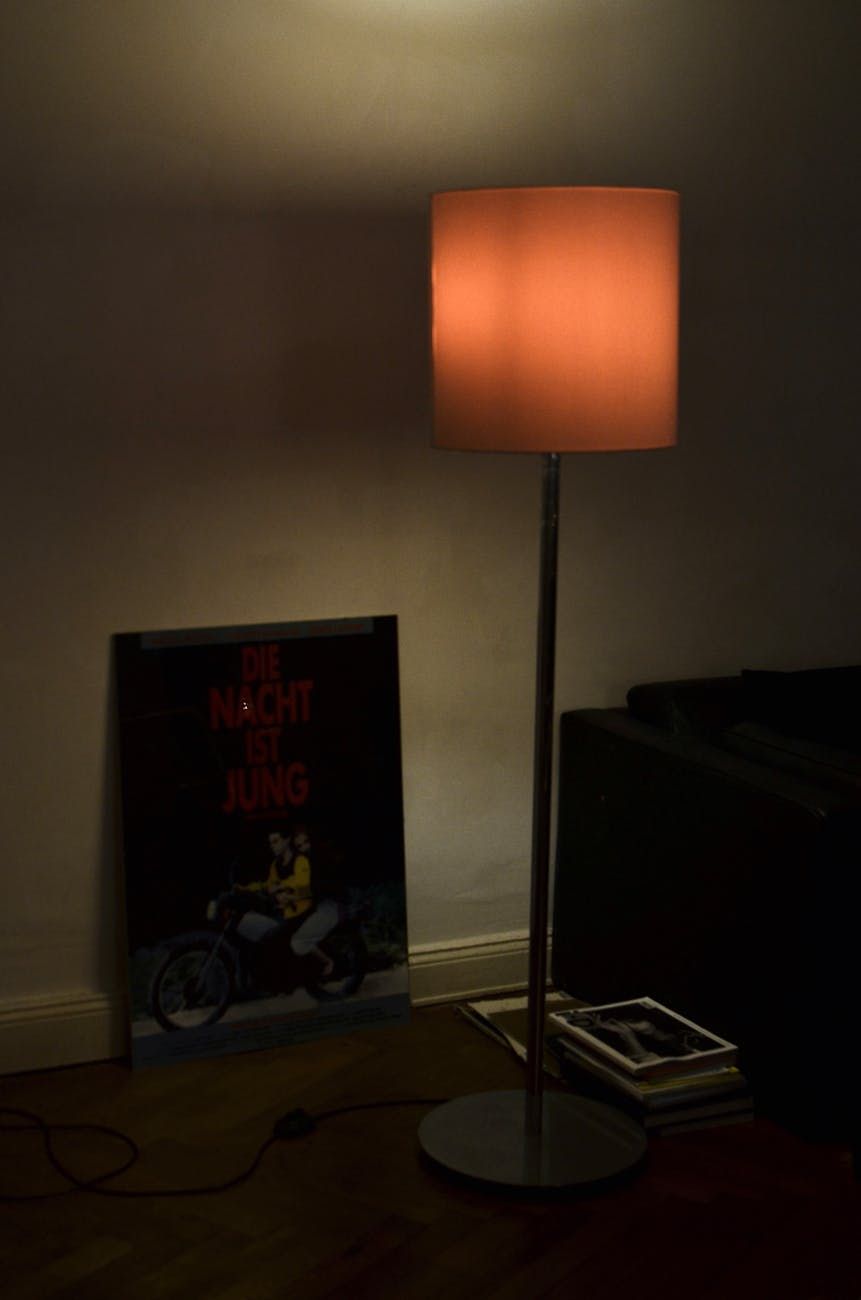 vloerlamp, verstelbare helderheid, gezellige verlichting, moderne verlichting, kamerdecor, thuisverlichting, leeslamp, sfeerverlichting, LED-vloerlamp, interieurdesign