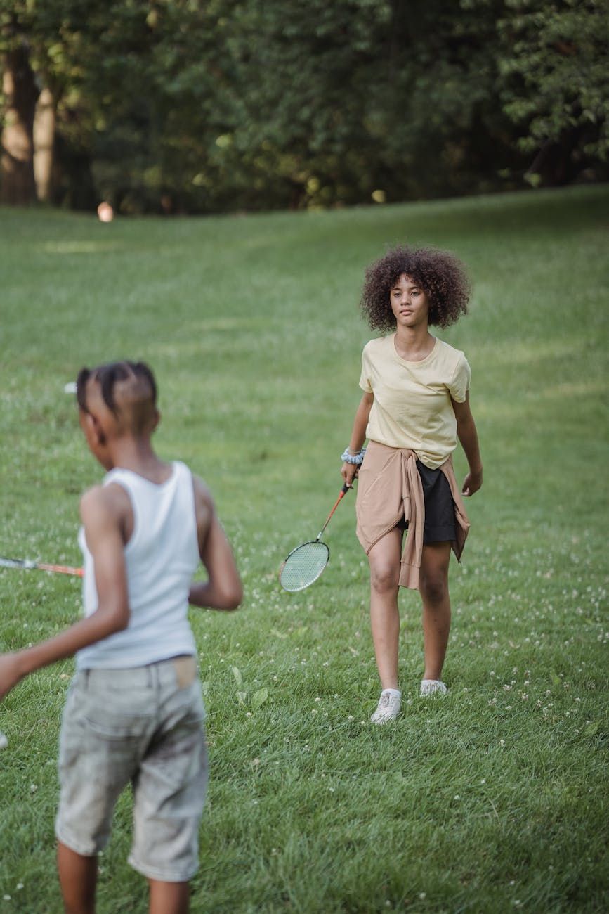 frisbee spil, badminton sæt, udendørs familielege, baghaveaktiviteter, aktiv familieleg, sommer udendørsspil, have sportsgrene, børns udendørs leg, familie sportsaktiviteter, rekreative spil