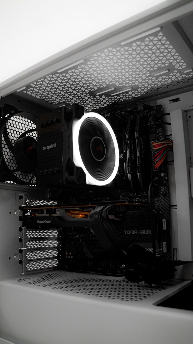 placas gráficas 2025, gráficos integrados 2025, GPU vs CPU gráficos, melhor GPU para jogos, construção de PC com orçamento limitado em 2025, comparação de desempenho em jogos, vantagens de GPU integrado, benefícios de GPU discreto, atualização de hardware de PC, escolha de GPU para edição de vídeo