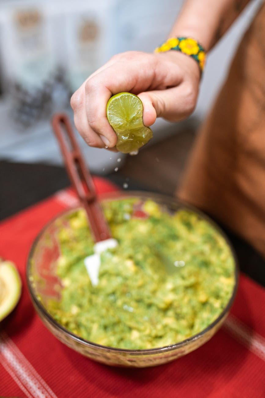 guacamoleresepti, meksikolainen guacamole, avokadodippi, helppo guacamole, kotitekoinen guacamole, terveellinen naposteltava, meksikolainen alkupala, avokadoresepti, klassinen guacamole, guacamoleanne