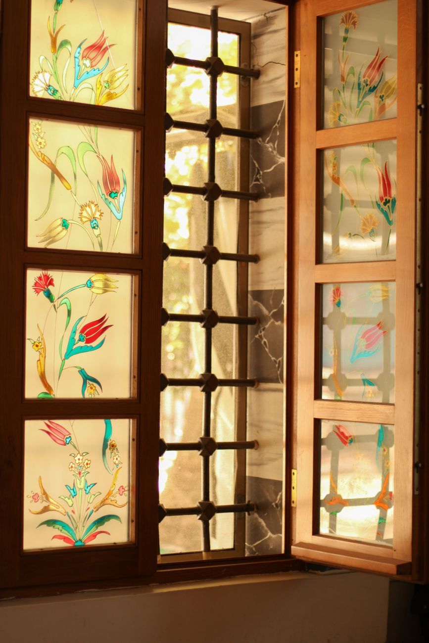 handmålat glas, målat glasdekoration, unika heminredning, dekorativ glaskonst, handgjort glas, idéer för inredning, konstnärliga hemtillbehör, skräddarsydda glasdekorationer, färgstarka glasdekorationer, inredningstrender