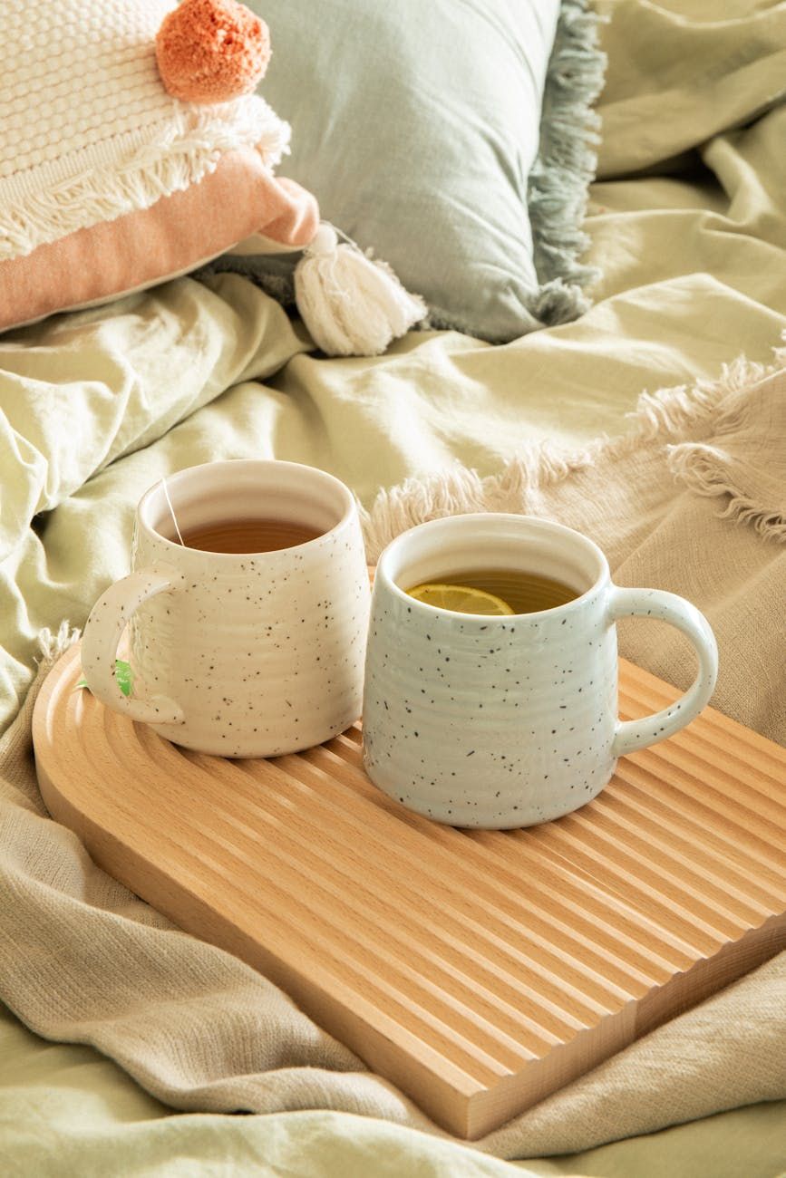 ręcznie wykonane kubki ceramiczne, artystyczne kubki do kawy, unikalne śniadaniowe kubki, rękodzielnicza ceramika, ceramiczne naczynia do picia, rustykalna dekoracja kuchenna, poranny rytuał z kubkami, pomysły na ceramiczne prezenty, ręcznie wykonane elementy wyposażenia domu, kolekcja przytulnych kubków