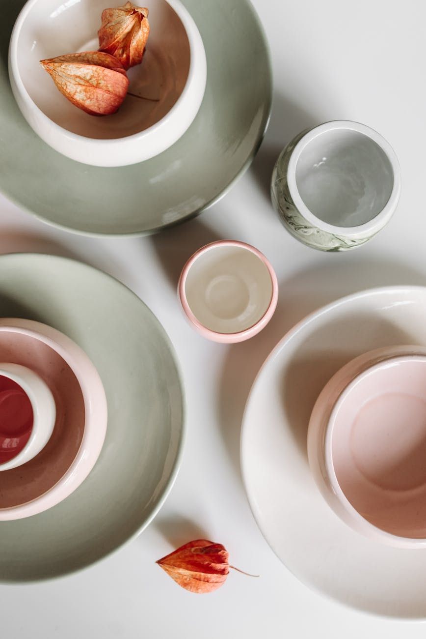 ceramica fatta a mano, artigianato per la cucina, piatti in ceramica unici, piatti e ciotole fatti a mano, set di stoviglie in ceramica, arredamento artistico per la cucina, stoviglie in ceramica fatta a mano, ceramiche ecologiche, stoviglie in ceramica di design, stile rustico in cucina