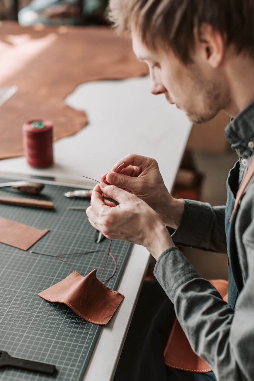 håndlavet lædertasker, ægte lædertasker, hverdagstaske i læder, artisan håndtasker, håndværkede accessories, læder hanktaske, stilfuld lædertaske, holdbar lædertaske, unikt modeaccessory, premium lædertasker