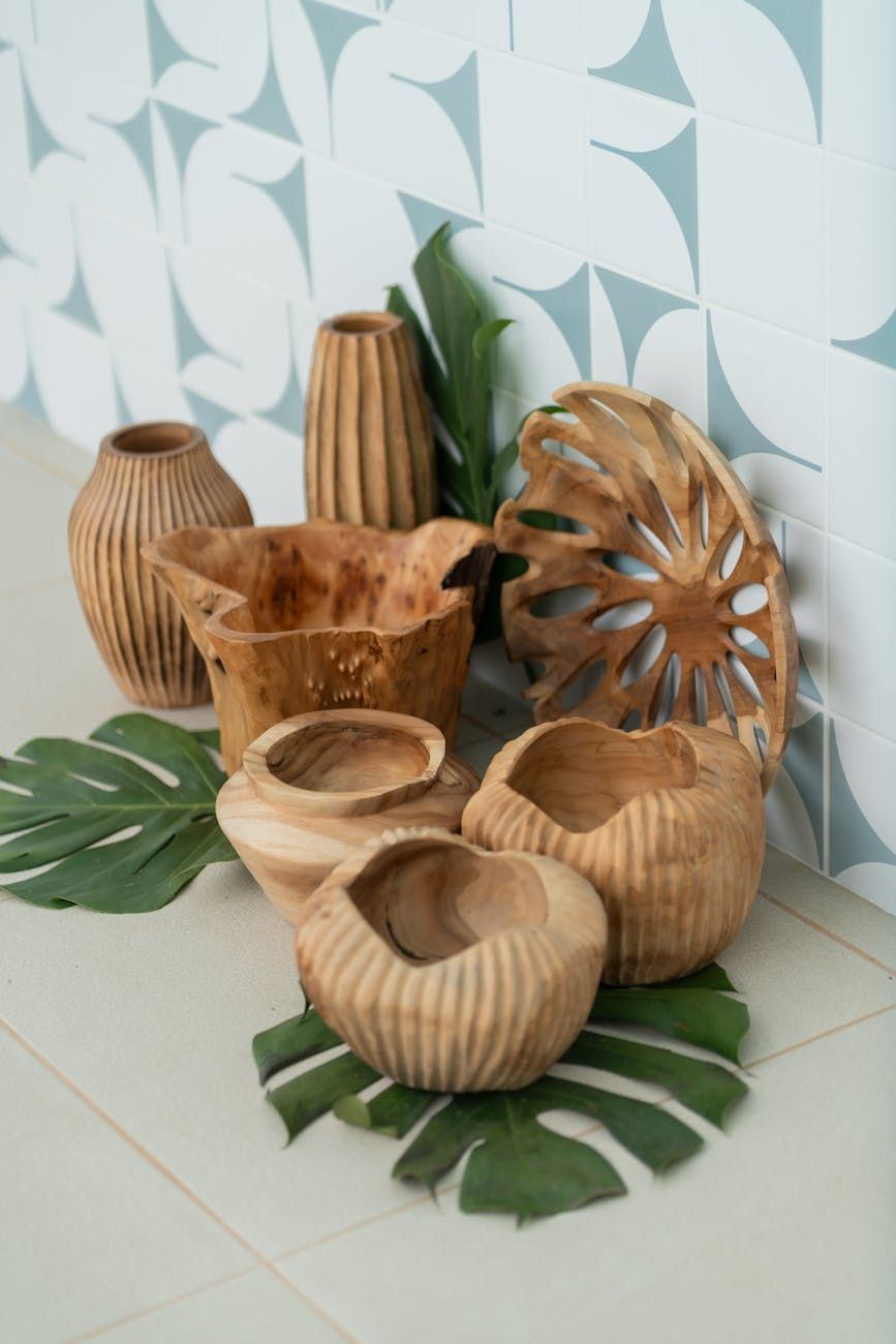 handgjorda trädekorationer, moderna trä möbler, trä hemtillbehör, hantverksträprodukter, hållbar trädesign, minimalistiska trädekorationer, naturliga träinteriörelement, handgjorda möbler, miljövänlig heminredning, skräddarsydda träprodukter