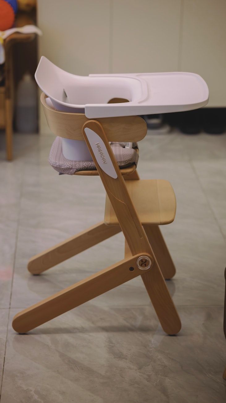 kinderstoel om te voeden, baby kinderstoel, veilige voedingsstoel, verstelbare kinderstoel, baby voedingsstoel, comfortabele babystoel, pasgeboren voedingsopstelling, gemakkelijk schoon te maken kinderstoel, baby maaltijd benodigdheden, ergonomische kinderstoel