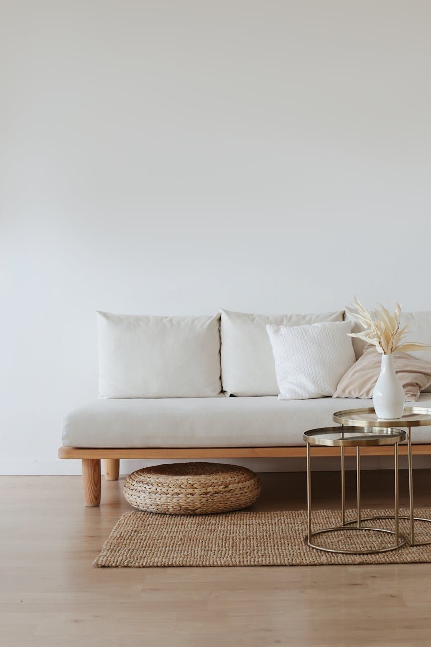 Hausdekoration 2025, minimalistisches Design, warmer Minimalismus, Innentrends, gemütliche Innenräume, neutrale Töne, nachhaltige Dekoration, natürliche Materialien, moderne Möbel, skandinavischer Stil