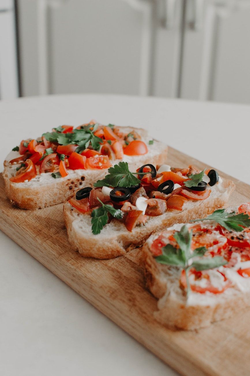 selbstgemachte bruschetta, italienischer Appetithappen, Tomaten-Basilikum-Bruschetta, einfaches Bruschetta-Rezept, schneller italienischer Snack, 10-minütiger Appetithappen, frisches Tomatenrezept, Basilikum-Knoblauch-Toast, einfaches italienisches Gericht, Sommer-Appetithappen-Idee