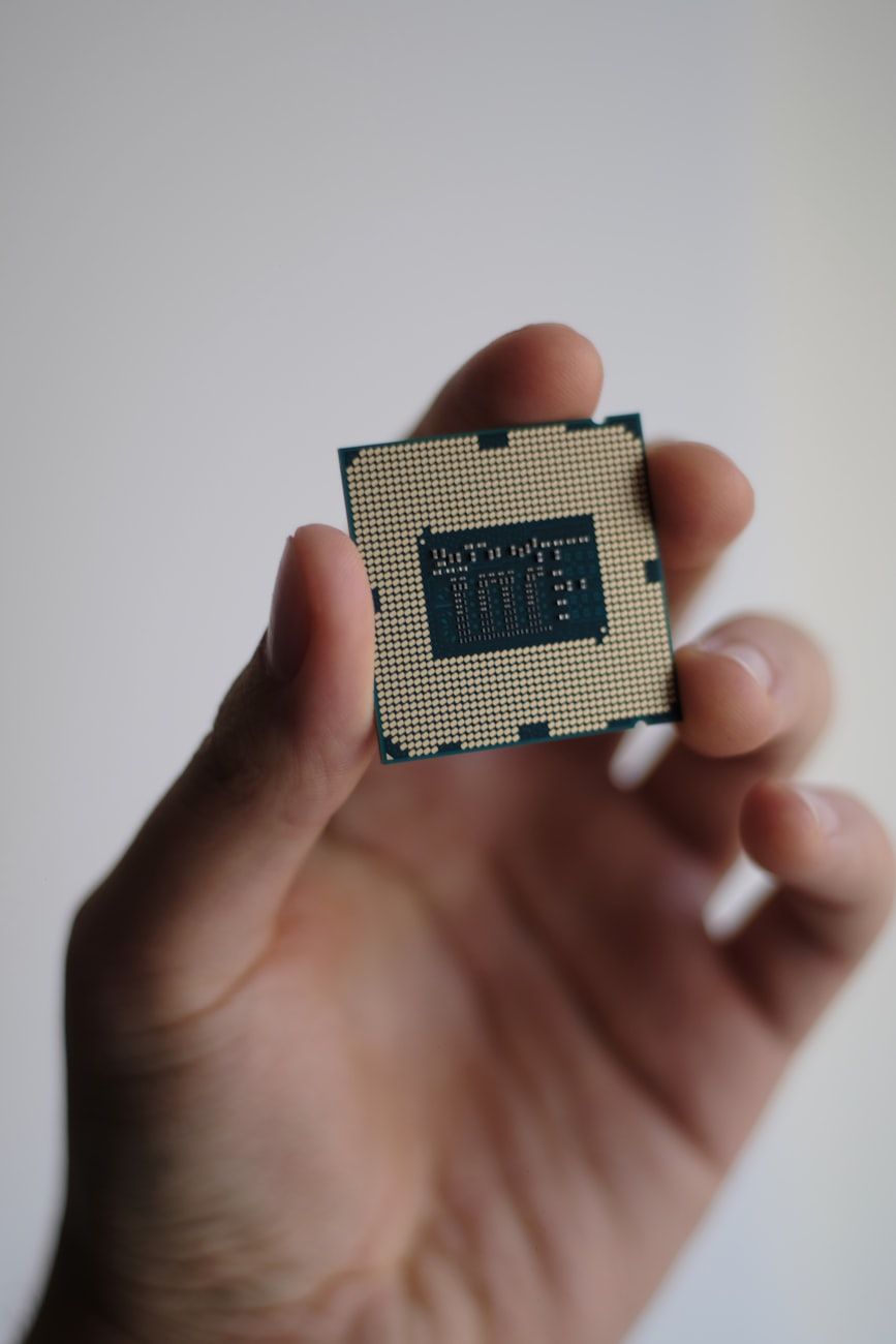 AI-brikker, kunstig intelligens maskinvare, halvlederinnovasjon, maskinlæringsprosessorer, nevrale prosesseringsenheter, maskinvareakselerasjon, kant computing, GPU vs NPU, AI-ytelse, teknologibransjetrender