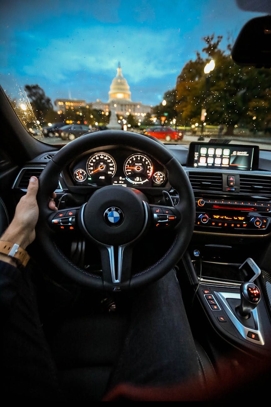 Flottenmanagement, GPS-Verfolgung, Fahrzeugwartung, Fahrerüberwachung, digitale Tools, elektronische Fahrtenbücher, Datenanalyse, Kraftstoffeffizienz, Routenoptimierung, Flottensicherheit