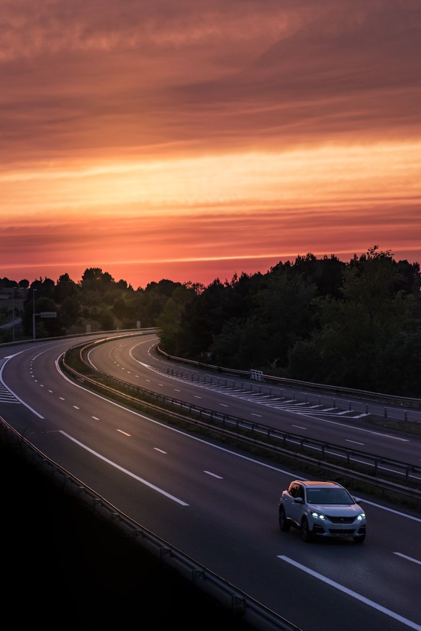 sistemi stradali intelligenti, tecnologia per la sicurezza stradale, sistemi di trasporto intelligenti, gestione del traffico mediante intelligenza artificiale, semafori intelligenti, veicoli connessi, tecnologia per la prevenzione degli incidenti, strade intelligenti della città, innovazione per la sicurezza del traffico, sistemi stradali autonomi