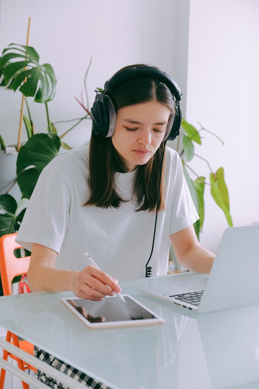digitaalinen aikakausi, internetin vaikutus, etätyö, online-viestintä, digitaalinen elämäntapa, työ-elämän tasapaino, sosiaalisen median vaikutus, virtuaalinen yhteistyö, online-viihde, teknologinen muutos