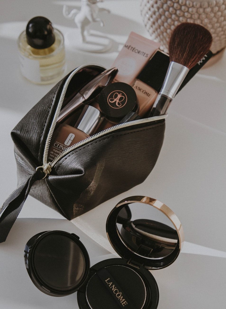 skönhetens minimalism, minimalistisk sminkväska, kapsel sminksamling, väsentliga sminkprodukter, rensa sminkrutin, naturlig vardagslook, kvalitet över kvantitet kosmetika, hållbar skönhetsrutin, resemakeupessentials, enkla skönhetstips